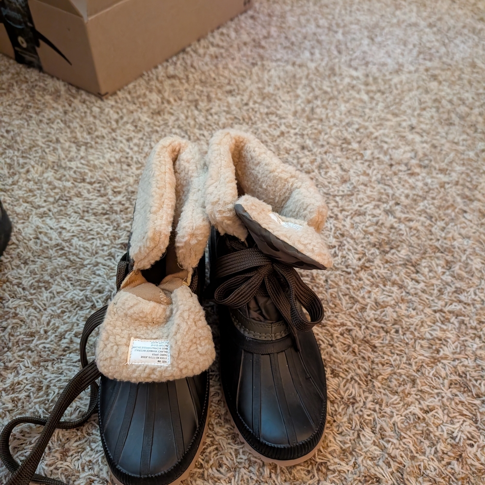 Cozy Shearling-Lined Black Boots
